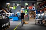 Venti Kundengeschichte Mann arbeitet in schwarzer Kleidung